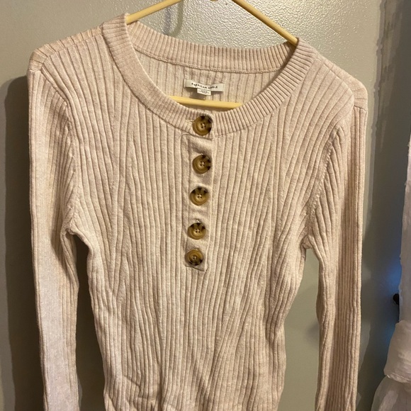 American Eagle Long Sleeve Cream Sweater - Picture 1 of 3